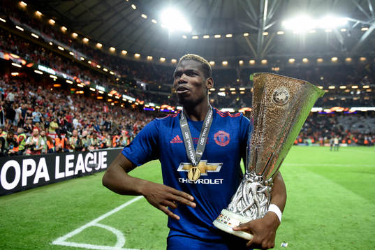 Manchester Uniteds Paul Pogba jublar med pokalen