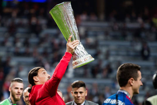 Manchester Uniteds Zlatan Ibrahimovic jublar med pokalen