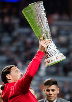 Manchester Uniteds Zlatan Ibrahimovic jublar med pokalen