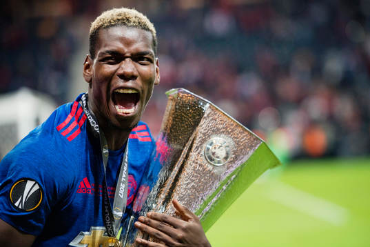 Manchester Uniteds Paul Pogba jublar med pokalen