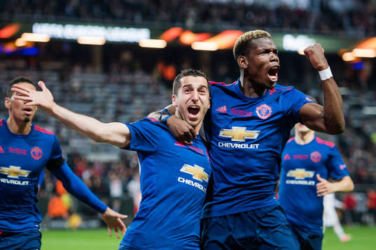 Manchester Uniteds Henrikh Mkhitaryan jublar med Paul Pogba