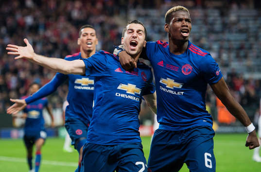 Manchester Uniteds Henrikh Mkhitaryan jublar med Paul Pogba