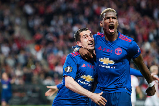 Manchester Uniteds Henrikh Mkhitaryan jublar med Paul Pogba