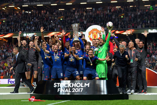 Manchester Uniteds spelare med Zlatan Ibrahimovic jublar