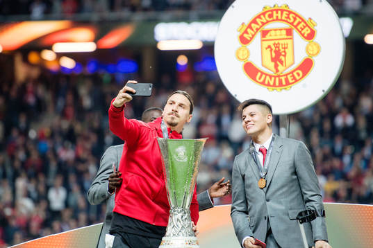 Manchester Uniteds Zlatan Ibrahimovic tar en selfie med