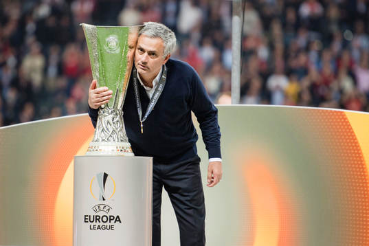 Manchester Uniteds tränare José Mourinho kysser pokalen
