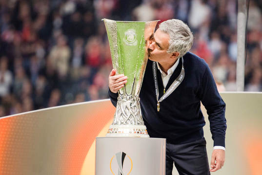 Manchester Uniteds tränare José Mourinho kysser pokalen