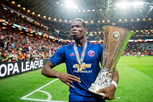Manchester Uniteds Paul Pogba jublar med pokalen