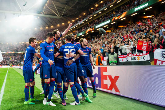 Manchester Uniteds spelare jublar