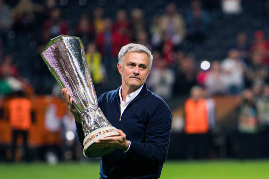 Manchester Uniteds tränare José Mourinho med pokalen