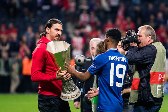 Manchester Uniteds Zlatan Ibrahimovic lämnar över pokalen