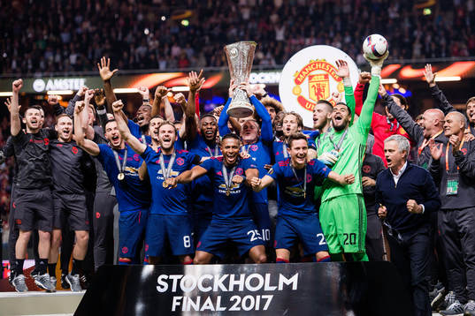 Manchester Uniteds spelare jublar med pokalen