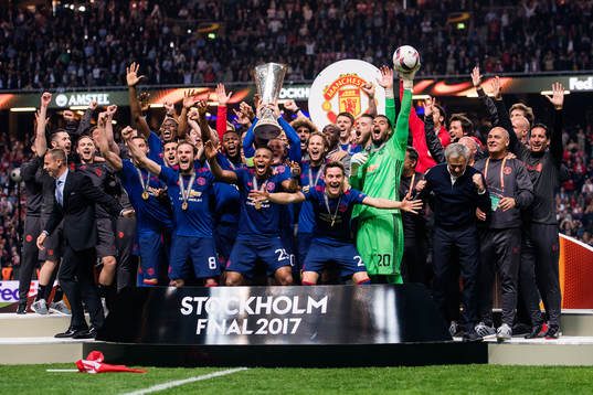 Manchester Uniteds spelare jublar med pokalen