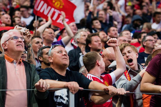 Manchester Uniteds supportrar jublar