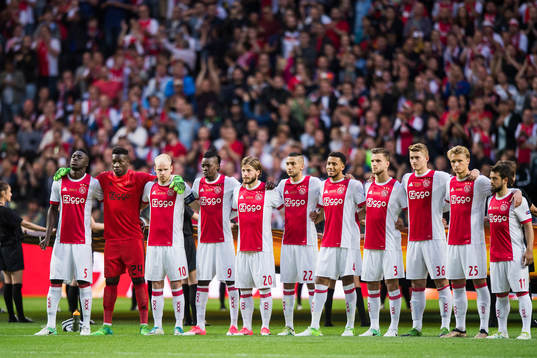 Ajax spelare deltar i en tyst minut