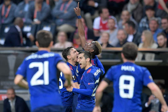 Manchester Uniteds Paul Pogba jublar med lagkamrater