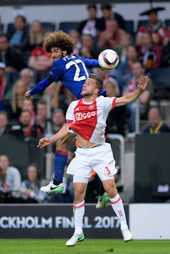 Manchester Uniteds Marouane Fellaini i nickduell med Ajax