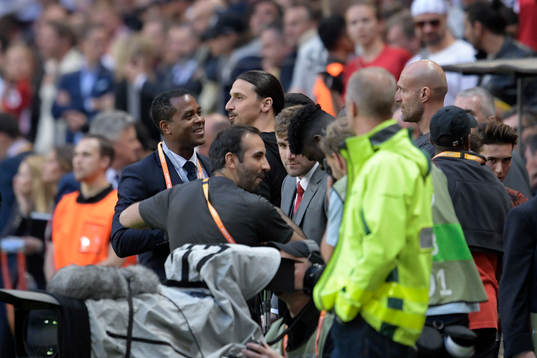 Patrick Kluivert pratar med Zlatan Ibrahimovic