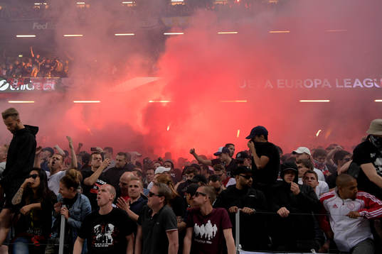 Ajax supportrar eldar bengaler