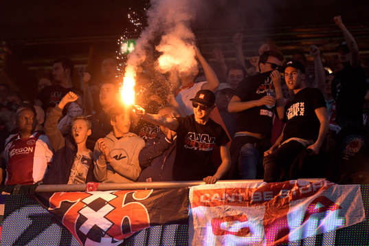 Ajax supportrar eldar bengaler