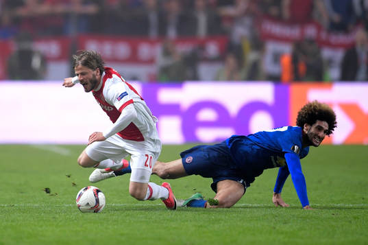Ajax Lasse Schöne glidtacklas av Manchester Uniteds