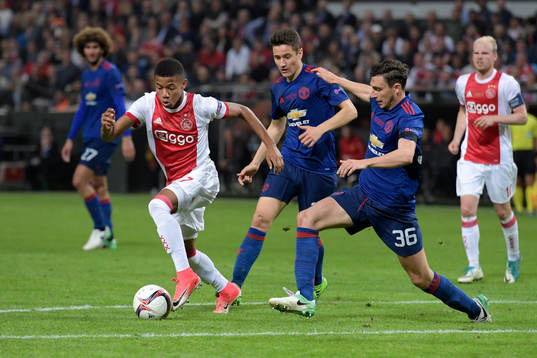 Ajax David Neres mot försvarande Manchester Uniteds Matteo
