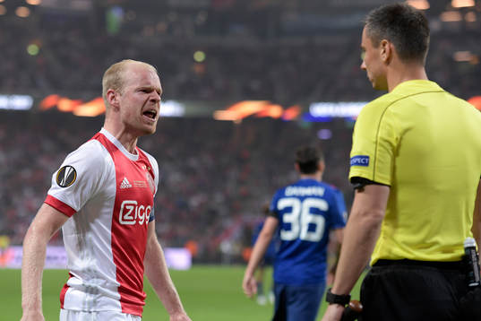 Ajax Davy Klaassen reagerar mot assisterande domaren