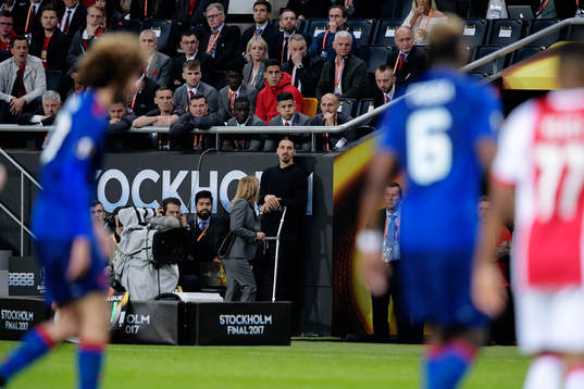 Manchester Uniteds Zlatan Ibrahimovic vid plan med sina