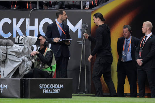 Manchester Uniteds Zlatan Ibrahimovic vid plan med sina