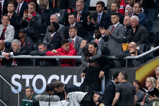 Manchester Uniteds Zlatan Ibrahimovic jublar vid planen