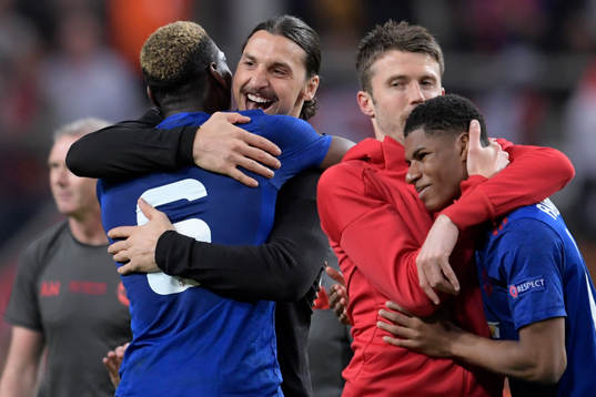 Manchester Uniteds Paul Pogba kramar Zlatan Ibrahimovic som