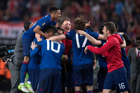Manchester Uniteds spelare jublar