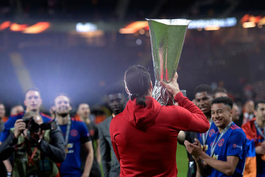 Manchester Uniteds Zlatan Ibrahimovic lyfter pokalen och