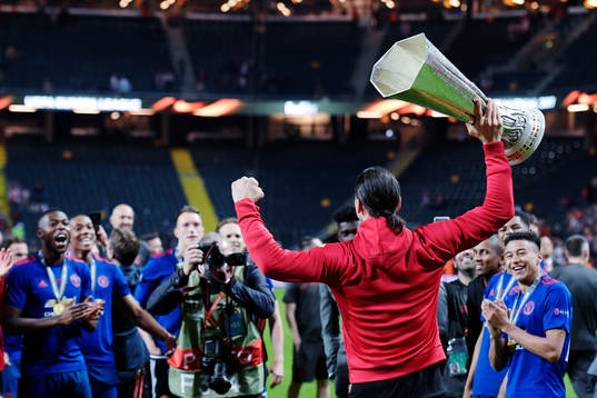 Manchester Uniteds Zlatan Ibrahimovic lyfter pokalen och