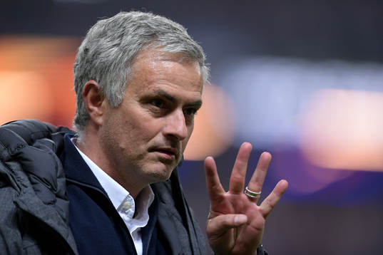 Manchester Uniteds tränare José Mourinho håller upp fyra