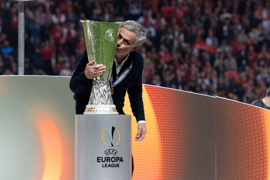 Manchester Uniteds tränare José Mourinho kysser pokalen