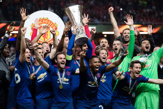 Manchester Uniteds spelare med Zlatan Ibrahimovic jublar