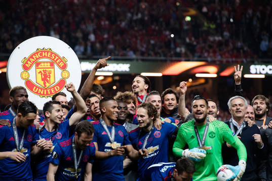 Manchester Uniteds spelare med Zlatan Ibrahimovic jublar