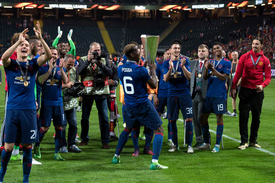 Manchester Uniteds Paul Pogba jublar och lyfter pokalen