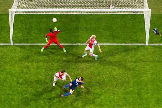 Manchester Uniteds Henrikh Mkhitaryan gör 0-2 bakom Ajax