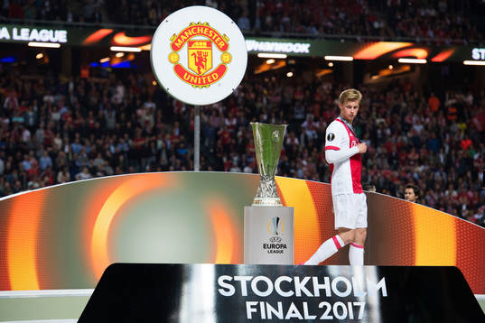 Ajax Frenkie de Jong deppar när han går förbi