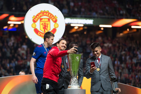 Manchester Uniteds Zlatan Ibrahimovic tar en selfie