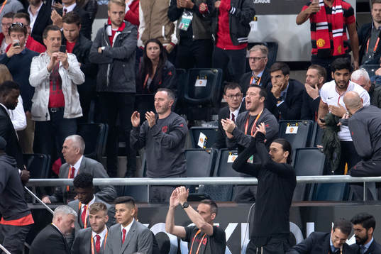 Manchester Uniteds Zlatan Ibrahimovic applåderar
