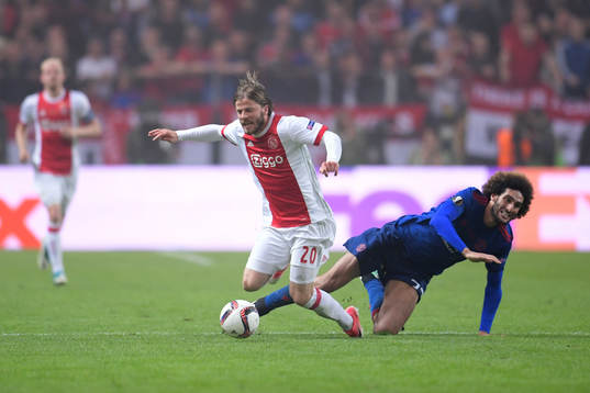 Ajax Lasse Schöne glidtacklat av Manchester Uniteds