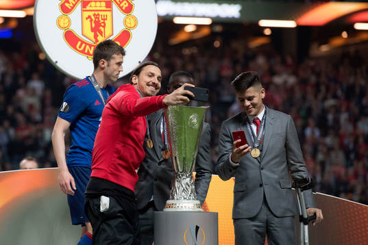 Manchester Uniteds Zlatan Ibrahimovic tar en selfie