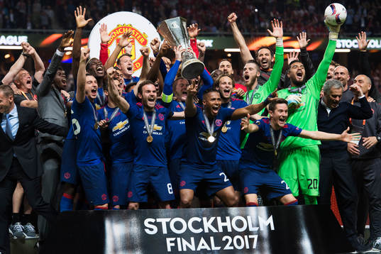 Manchester Uniteds spelare jublar