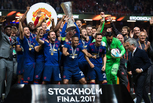 Manchester Uniteds spelare jublar