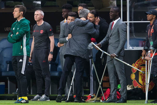 Manchester Uniteds tränare José Mourinho kramar om Zlatan