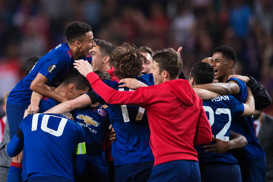 Manchester Uniteds spelare jublar