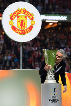 Manchester Uniteds tränare José Mourinho kysser pokalen